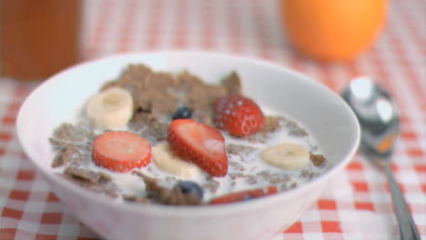 Tropfen-Milch-Fällt-In-Superzeitlupe