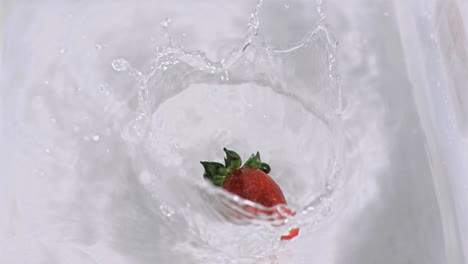 Erdbeere-Fällt-In-Superzeitlupe-Ins-Wasser