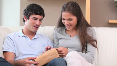 Mujer-Feliz-Abriendo-Un-Regalo