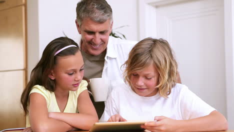 Familia-Usando-Una-Tableta