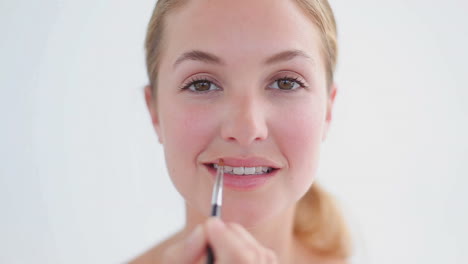 Mujer-Sonriente-Usando-Un-Cepillo-De-Labios