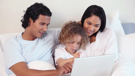 Familie-In-Einem-Bett-Mit-Einem-Laptop