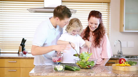 Niño-Preparando-Comida-Con-Sus-Padres