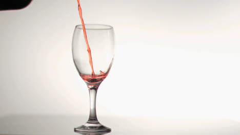 Rotwein-In-Superzeitlupe-In-Ein-Glas-Gegossen