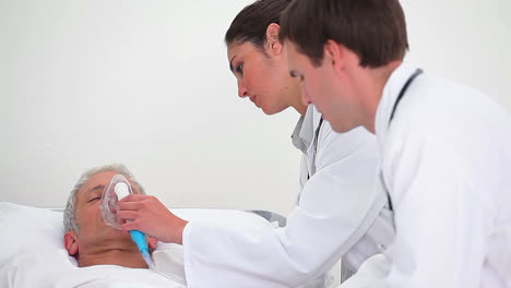 Doctors-placing-an-oxygen-mask-on-a-patient