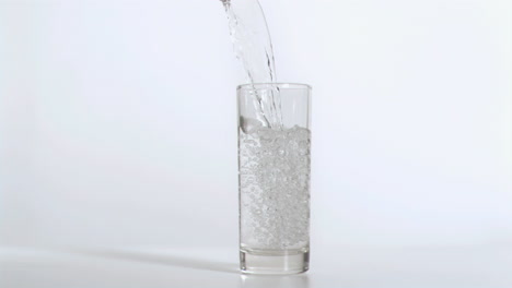 Wasser-Wird-In-Superzeitlupe-In-Ein-Glas-Gegossen