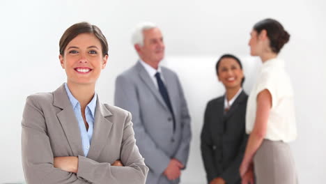 Mujer-De-Negocios-Posando-Con-Colegas-Hablando-