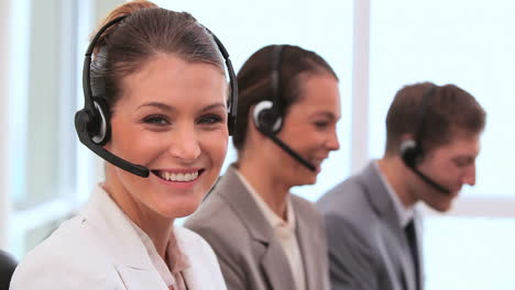 Gente-De-Negocios-Trabajando-Con-Auriculares