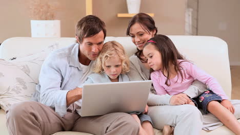 Familie-Mit-Einem-Laptop