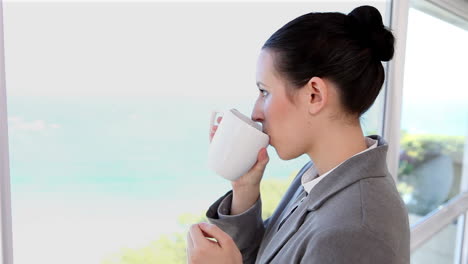 Geschäftsfrau-Die-Eine-Tasse-Kaffee-Hält