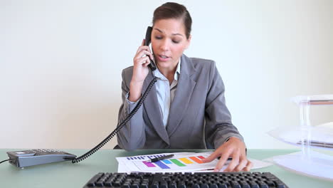 Mujer-De-Negocios-Contestando-El-Teléfono