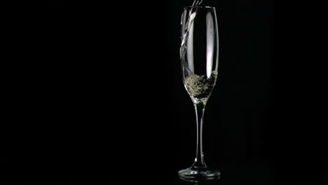 Champagner-Wird-In-Superzeitlupe-Eingeschenkt