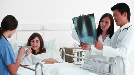 Ärzte-Untersuchen-Eine-Röntgenuntersuchung