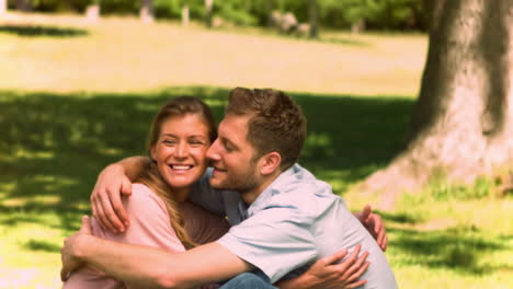 Pareja-En-Cámara-Lenta-Abrazándose