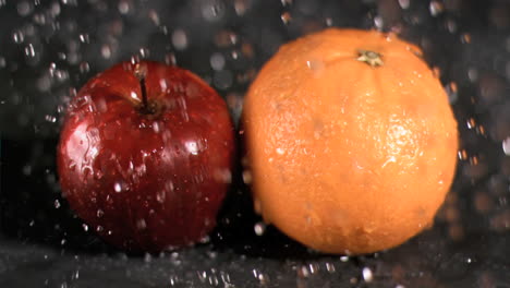 Agua-Lloviendo-Sobre-Frutas-En-Cámara-Súper-Lenta