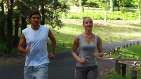 Ein-Paar-Joggt-Zusammen-Auf-Der-Straße