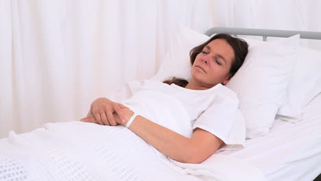 Young-woman-sleeping-in-a-bed