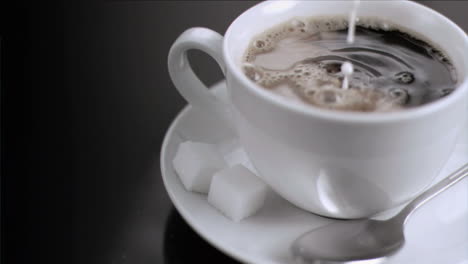 Milch-Fließt-In-Superzeitlupe-In-Einer-Tasse