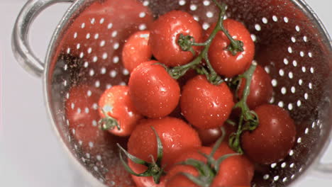 Tomatoes-being-washed-in-super-slow-motion