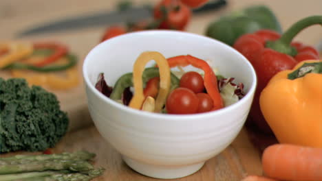 Verduras-Cayendo-En-Un-Recipiente-En-Cámara-Súper-Lenta