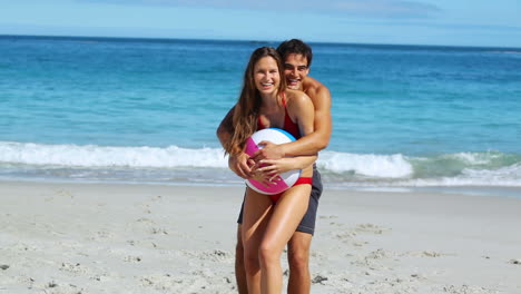 Pareja-Sonriente-Jugando-Con-Una-Pelota