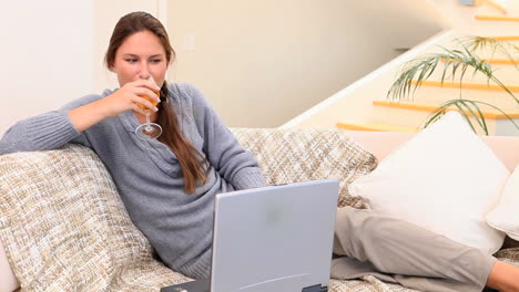 Mujer-Bebiendo-Una-Copa-De-Vino-En-El-Sofá