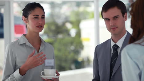 Personas-En-Traje-Tomando-Durante-Una-Pausa-Para-El-Café