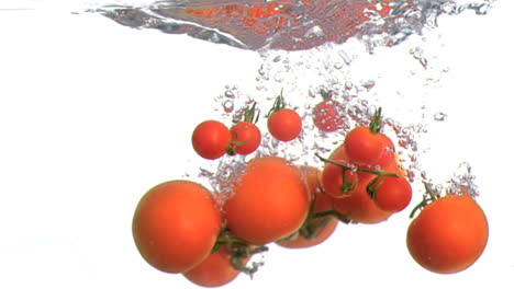 Tomaten-Fallen-In-Superzeitlupe-Ins-Wasser