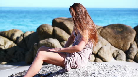 Woman-applying-sunscreen-on-her-body