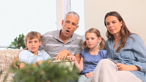 Familia-Comiendo-Palomitas-De-Maíz