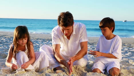 Family-playing-with-sand