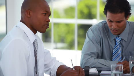 Two-businessmen-having-a-discussion