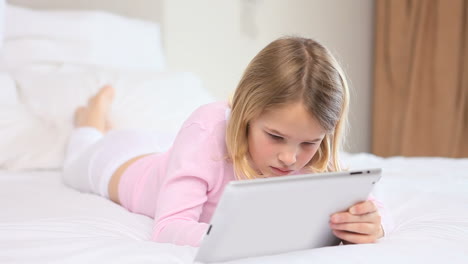 Blondes-Mädchen-Mit-Einem-Tablet-Computer