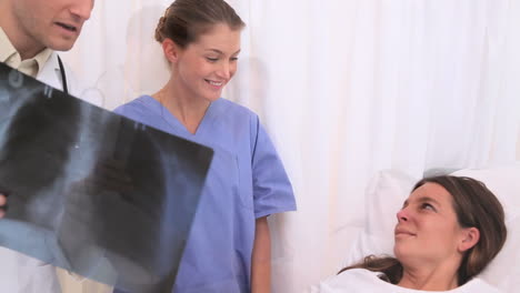 Doctor-holding-an-xray-in-front-of-his-patient