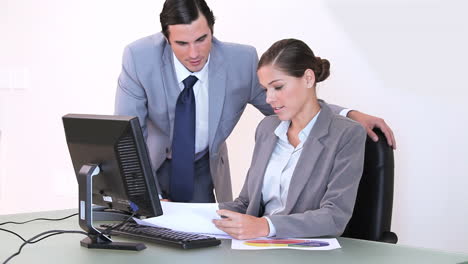 Business-team-working-in-front-of-a-computer
