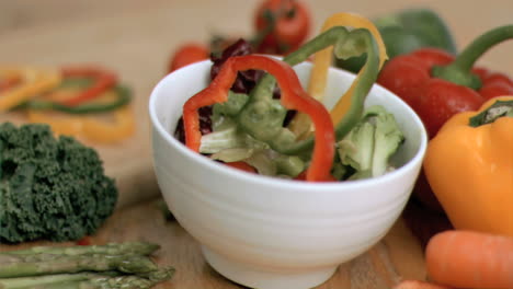 Pimientos-Cayendo-En-Una-Ensalada-En-Cámara-Súper-Lenta