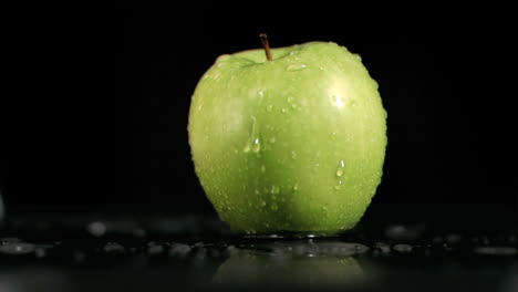 Agua-Corriendo-Por-Una-Manzana-En-Cámara-Súper-Lenta