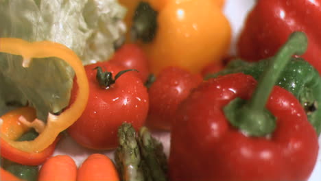 Agua-Lloviendo-Sobre-Verduras-En-Cámara-Súper-Lenta