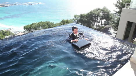 Video-De-Un-Empresario-Saltando-En-Una-Piscina.