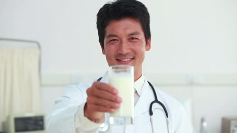 Arzt-Zeigt-Ein-Glas-Milch