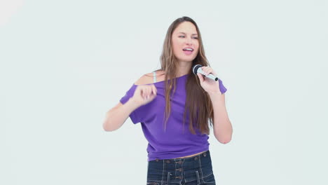 Chica-Cantando-Karaoke-