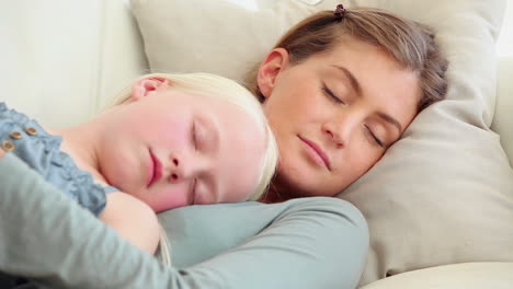 Mutter-Und-Tochter-Schlafen-Zusammen