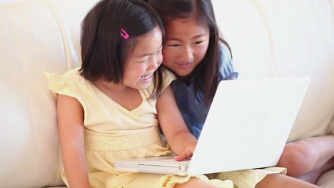 Zwei-Mädchen,-Die-Gemeinsam-Einen-Laptop-Benutzen