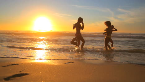 Mujeres-Jugando-En-La-Playa