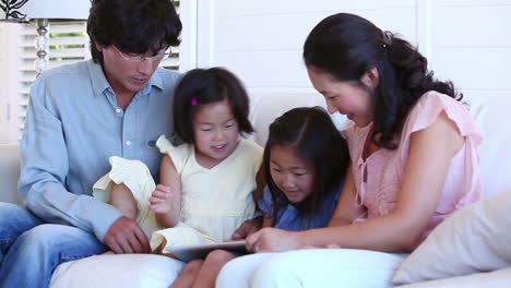 Familia-Leyendo-Un-Libro-Electrónico-Entre-Ellos