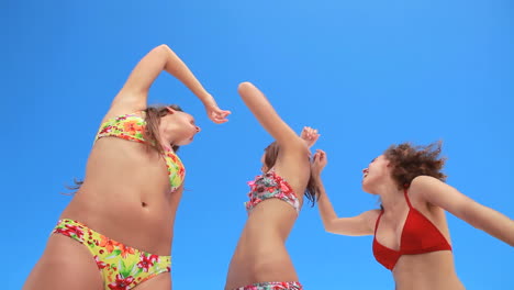 Drei-Mädchen-Tanzen-Zusammen-In-Bikinis