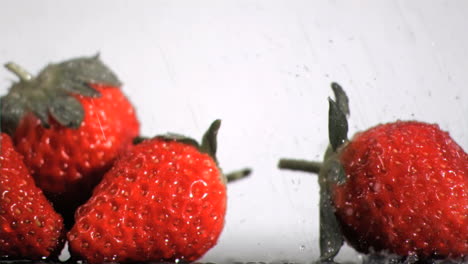 Erdbeeren-In-Superzeitlupe-Werden-Betropft