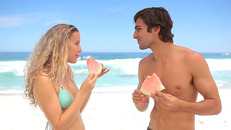 Schönes-Paar,-Das-Wassermelone-Isst