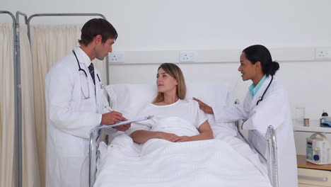 Doctors-talking-to-a-female-patient