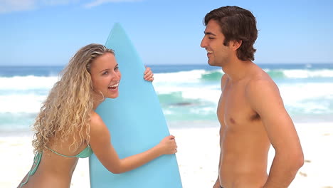 Mujer-Tomando-La-Tabla-De-Surf-De-Su-Novio